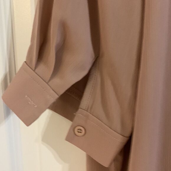 Acevog Size XL tan blouse.  Has lining in the front and crêpe like material. - Picture 6 of 11